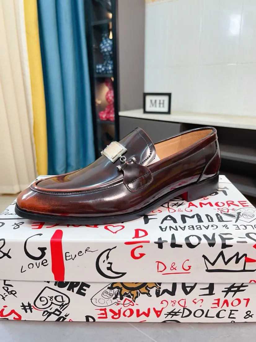 Men's shoes 💰540🌸🌸 [DG Dolce & Gabbana] High-end customized leather shoes. The upper is made of imported calf leather. Original hardware. I believe you will be impressed from the first time you see it. The avant-garde atmosphere can no longer fully interpret its elegance. AAA grade rubber outsole is super comfortable. The original cover last of the counter ensures its original version and quality. The upper is simple and the cowhide lining ensures its comfort and breathability. A pair of truly good shoes has its own unique soul, famous quality, and the first choice for successful people. Regular size 38-44 (45 customized)